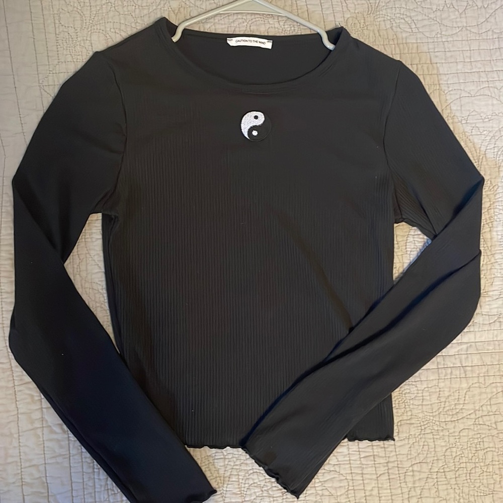 Caution to the wind size M yin Yang patch black long sleeve t shirt